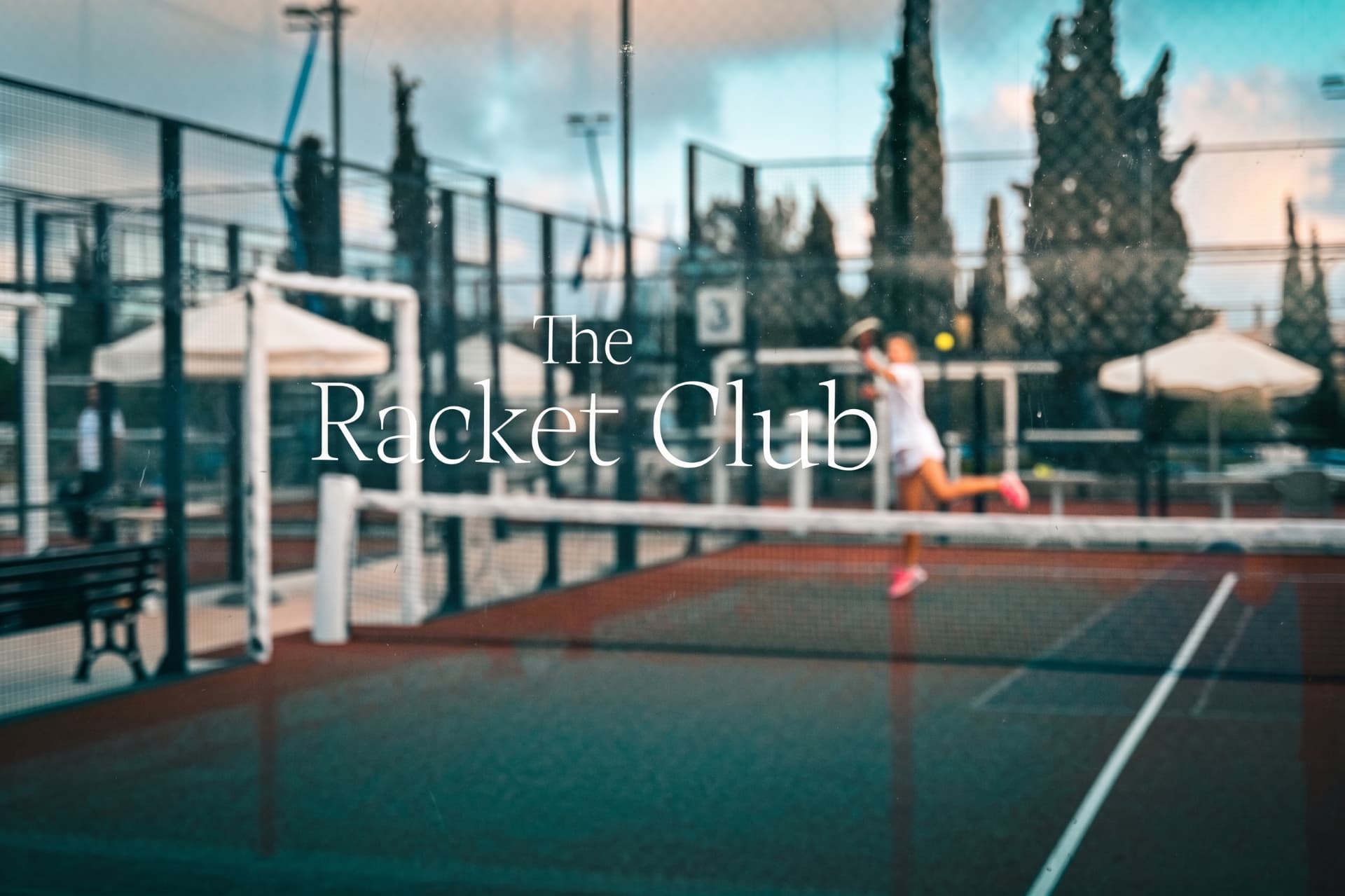Padelplatz im Abendlicht